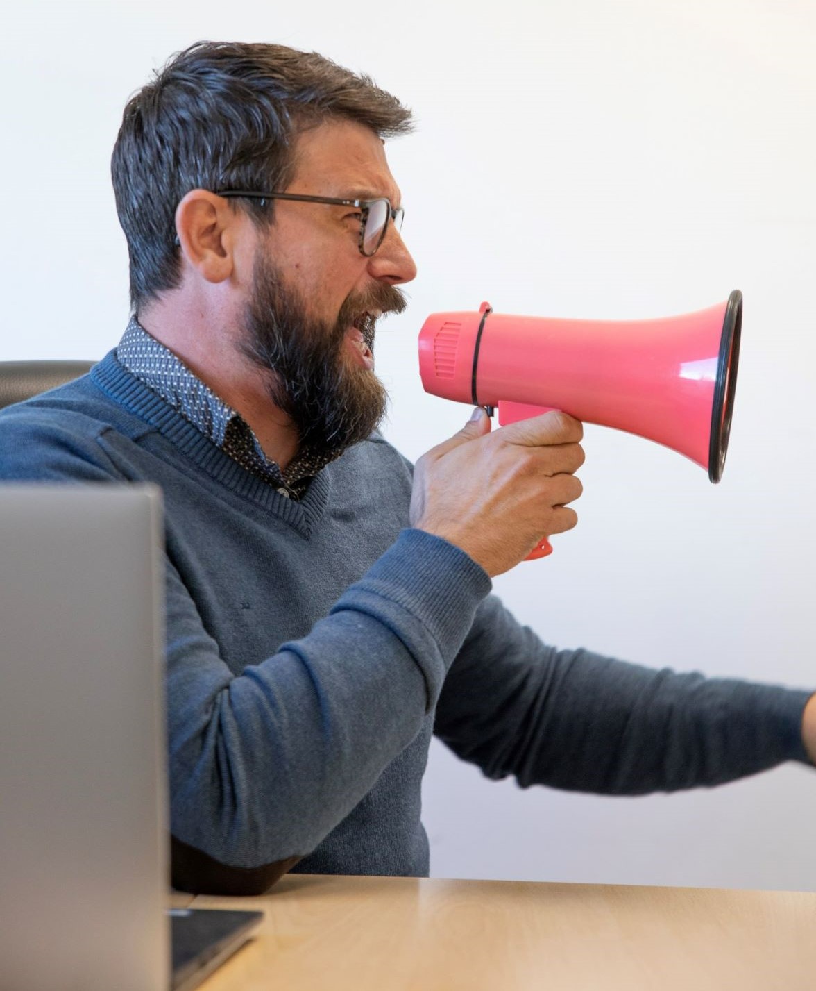 Employé avec mégaphone pour motiver les salariés - technicien maintenance informatique - One ID